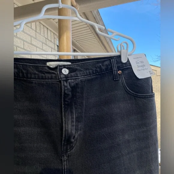 A&F Ultra High Rise The 90s Straight Leg Black Jeans Size 35 Plus Size 20 Short - Picture 11 of 13